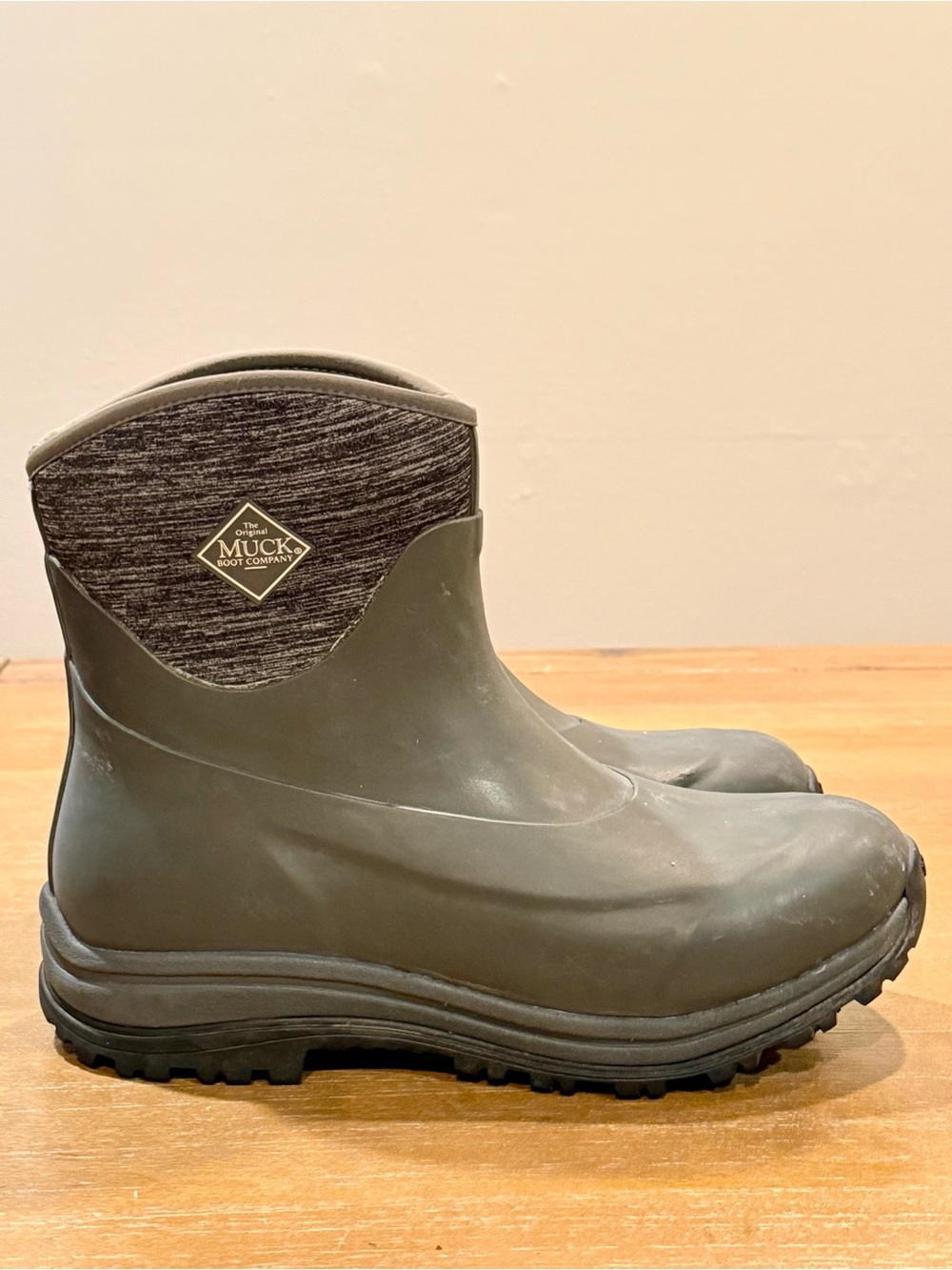 Muck Boot Women’s Vibram Arctic Apres Slip On AG Winter Boots Gray Neoprene Sz 8